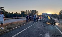 Hafif ticari araç ile traktörün çarpıştığı kazada 3 kişi yaralandı