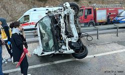 Hafif ticari araç refüje devrildi, 6 kişi yaralandı