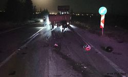 Motosikletin traktöre çarpması sonucu 2 kişi öldü