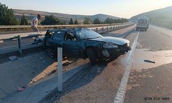 Refüje devrilen otomobildeki 3 kişi yaralandı