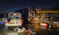 Devrilen tıra çarpan otomobildeki 1 kişi öldü, 3 kişi yaralandı