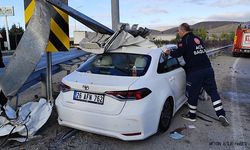 "Bariyerlere çarpan otomobildeki 1 kişi öldü, 4 kişi yaralandı"