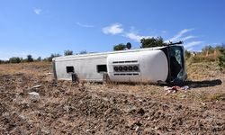 Turistleri taşıyan tur otobüsünün devrilmesi sonucu 22 kişi yaralandı