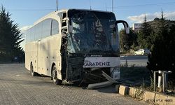  Yolcu otobüsünün kamyona çarpması sonucu 20 kişi yaralandı