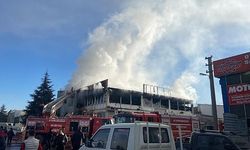 "Afyonkarahisar'daki Yangın Krizi: Oğuz Ticaret'te Alevler Yükseldi, İtfaiye Sıçramayı Önledi!"