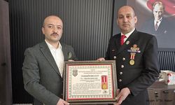 Afyon"un sevilen müdürü Oğuzhan Serhat Baş"a en anlamlı teşekkür belgesi