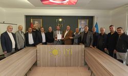İYİ Parti Merkez İlçe Başkanı İzzet Köken, Mazbatasını Yönetim Kurulu Üyeleriyle Birlikte Aldı