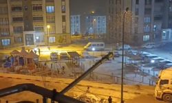 Dinar’da Kar Sevinci Sokaklara Taştı: Çocuklar Beyaza Bürünen İlçede Eğlenceye Doydu