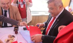 Öğretmen ve Öğrencilerden Keçeden Türk Bayrağı Projesi