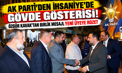 AK PARTİ'DEN İHSANİYE'DE GÖVDE GÖSTERİSİ! ÖZGÜR KAVAK'TAN BİRLİK MESAJI, YENİ ÜYEYE ROZET