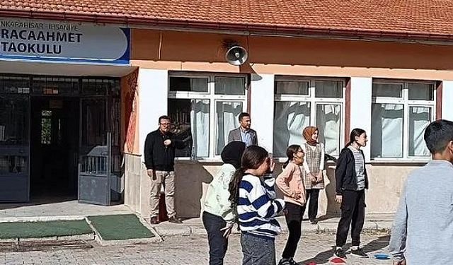 İlçe Milli Eğitim Müdürü Arif Kavas, Karacaahmet İlkokulu ve Karacaahmet Ortaokulu'nu Ziyaret Etti