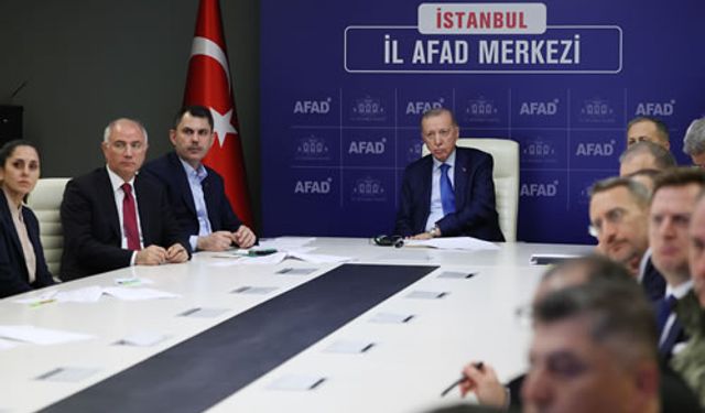 Cumhurbaşkanı Erdoğan, İstanbul AFAD kriz merkezinde depreme ilişkin brifing aldı