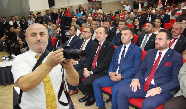 Yeniden Refah Partisi İl Kongresi'nde Gergin Anlar! Fotoğrafçı Tartışması Yerel Basını Kızdırdı