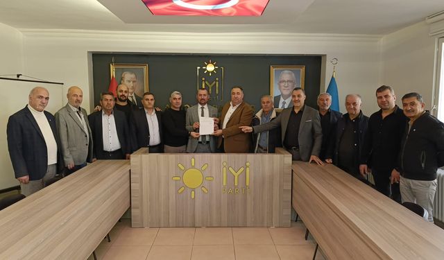 İYİ Parti Merkez İlçe Başkanı İzzet Köken, Mazbatasını Yönetim Kurulu Üyeleriyle Birlikte Aldı