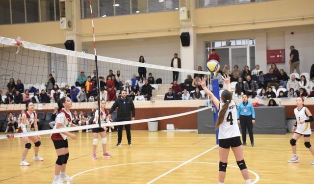 Küçük Kızlar Voleybol Şampiyonu Belli Oldu