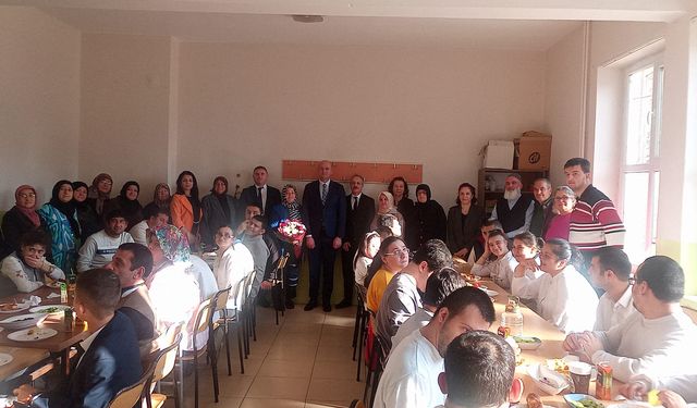 Ağır düzey zihinsel engelliler kahvaltıda bir araya geldi