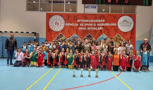 Okul Sporları Küçük Erkek ve Küçük Kız Hentbol İl Birinciliği Afyonkarahisar’da Tamamlandı