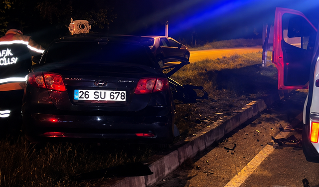 Dinar’da Feci Kaza! Kontrolden Çıkan Araç Refüje Uçtu.