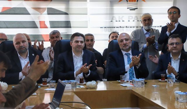 Bolvadin’de Bayram Buluşması: AK Parti Teşkilatı Esnaf ve Vatandaşlarla Kucaklaştı