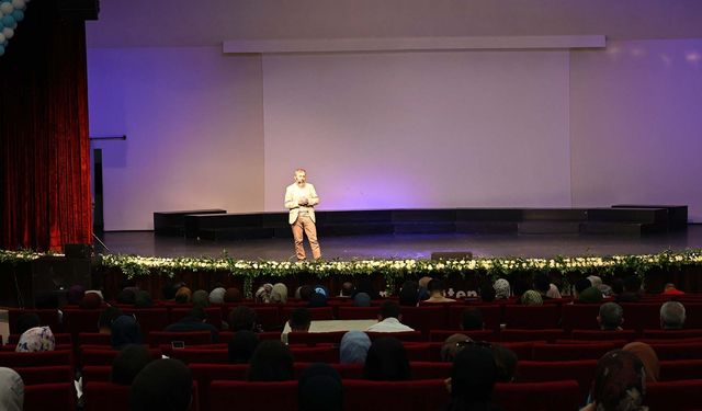 Prof. Dr. Dağ AKÜ’de “Posthüman Gelecek ve Gençlik: İnsan Nereye Evriliyor” Konulu Konferans Verdi
