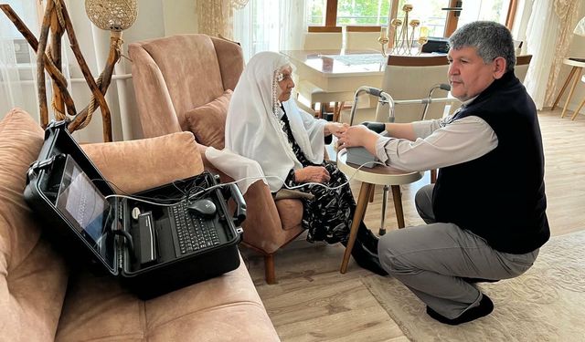 87 Yaşındaki Kadının Nüfus Cüzdanı Evinde Yenilendi