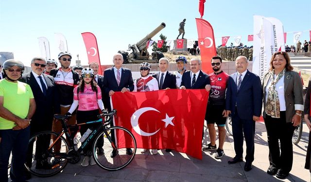 Büyük Zaferin 104. Yıl Kutlamalarında Kocatepe’de Tören Düzenlendi