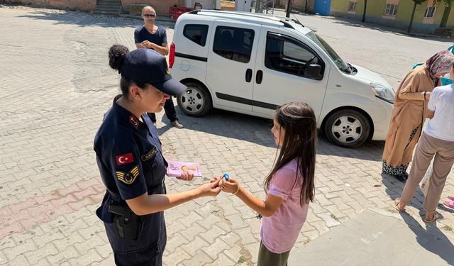 JANDARMADAN KADINA ŞİDDETE KARŞI GÜÇLÜ MESAJ! İHSANİYE'DE 267 VATANDAŞ BİLGİLENDİRİLDİ