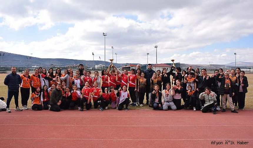 Okul Sporları Softbol Müsabakaları Kocatepe Spor Kompleksi"nde Sona Erdi