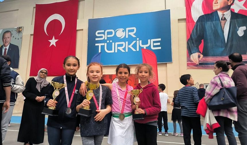 23 Nisan Tenis Turnuvası Tamamlandı