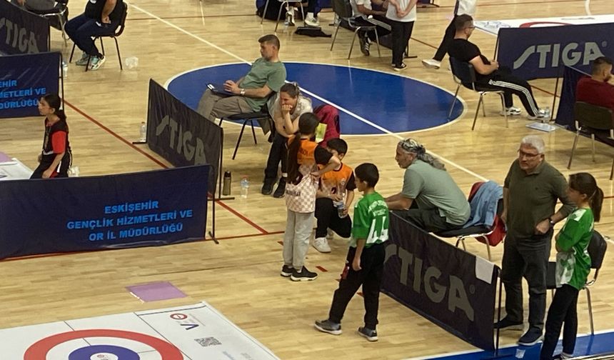 Eskişehir'de Floor Curling Heyecanı: Maver Kemal Arsoy Ortaokulu Türkiye Finallerine Yükseldi!