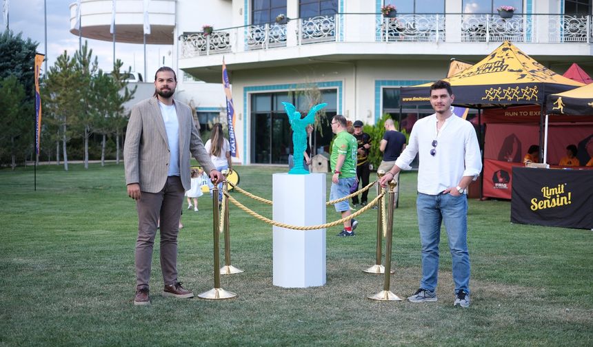 Alperen Özdemir ve Ahmet Erdem Gökçe’den 250 Parçalık Işıkla Etkileşimli Sanat Eseri