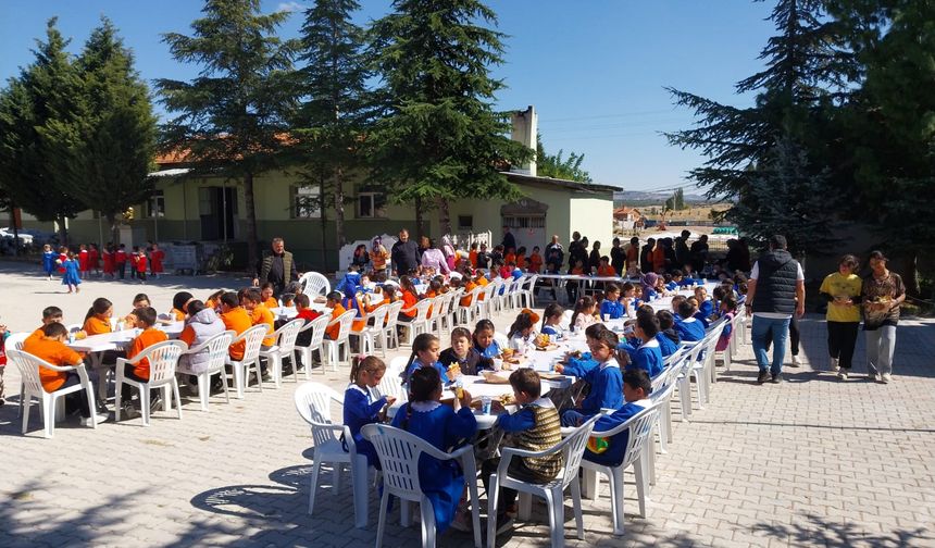 İhsaniye'de Öğrencileri Sevindiren Etkinlik: Öğretmenlerden Sucuk Ekmek İkramı