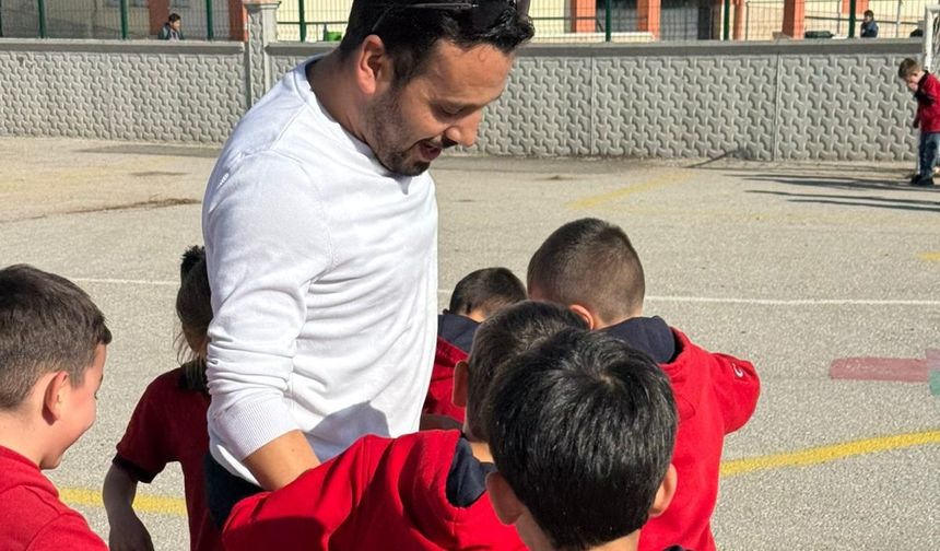 İsa Urhanoğlu Yılın Öğretmeni seçildi.