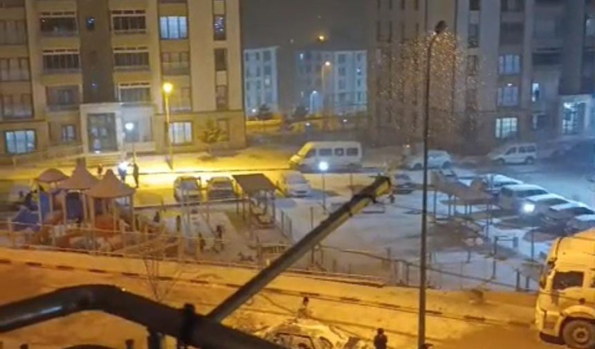 Dinar’da Kar Sevinci Sokaklara Taştı: Çocuklar Beyaza Bürünen İlçede Eğlenceye Doydu