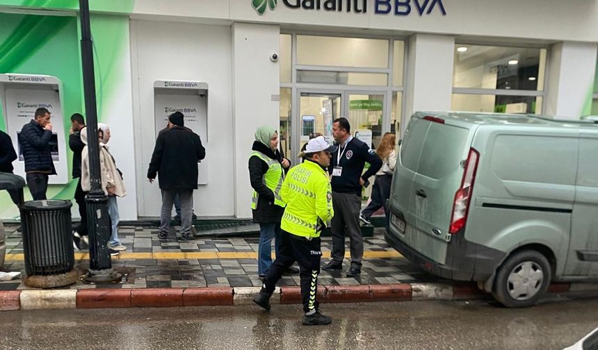 Banka Araçları Yaya Kaldırımlarını Mesken Tuttu: "Çifte Standart" Tepkisi.!