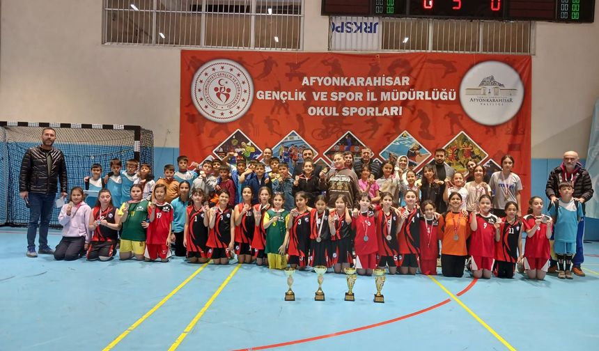 Okul Sporları Küçük Erkek ve Küçük Kız Hentbol İl Birinciliği Afyonkarahisar’da Tamamlandı