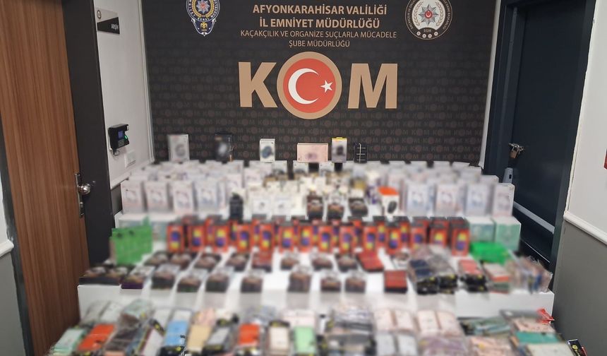 Afyonkarahisar'da Operasyon: İş Yeri ve Araçta Yapılan Aramada Silah ve Kaçak Malzemeler Ele Geçirildi