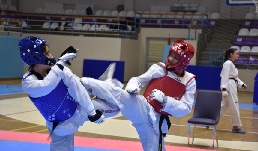 Taekwondo Yıldızlar, Gençler ve Büyükler İl Seçmeleri Tınaztepe Spor Salonu’nda Tamamlandı