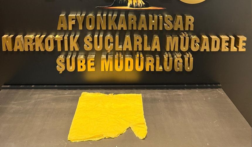Afyonkarahisar'da Sokak Satıcısından Peçeteye Emdirilmiş Uyuşturucu Ele Geçirildi