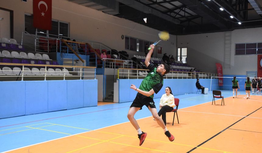 Okul Sporları Gençler Badminton Müsabakaları Afyonkarahisar’da Sona Erdi