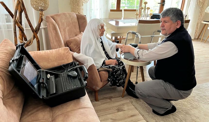 87 Yaşındaki Kadının Nüfus Cüzdanı Evinde Yenilendi
