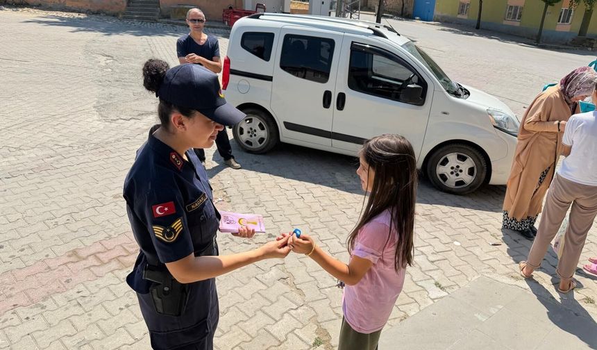 JANDARMADAN KADINA ŞİDDETE KARŞI GÜÇLÜ MESAJ! İHSANİYE'DE 267 VATANDAŞ BİLGİLENDİRİLDİ