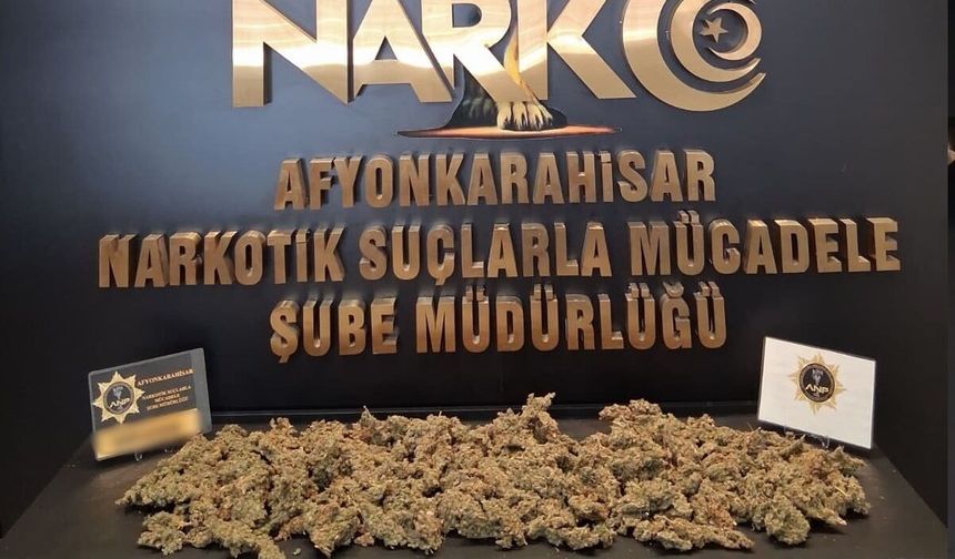 AFYON POLİSİNDEN UYUŞTURUCUYA GEÇİT YOK! 1 KİLO 100 GRAM ZEHİRLE YAKALANDI